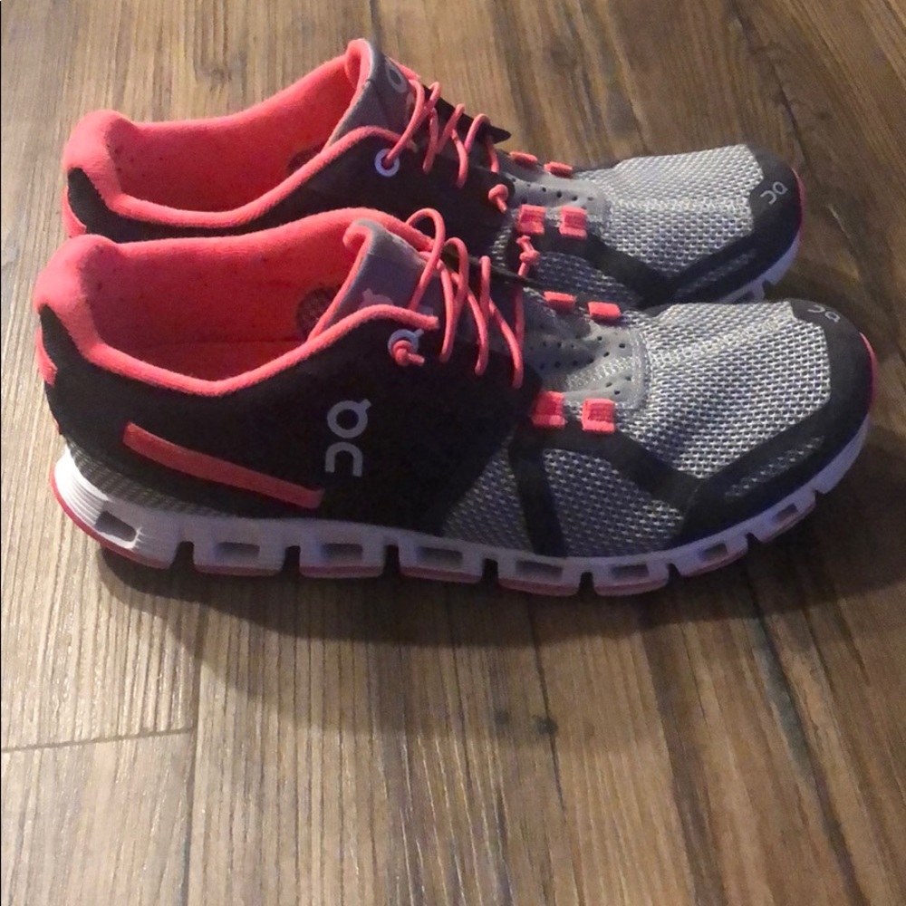 Cloud tec shoes with adjustable bungee laces